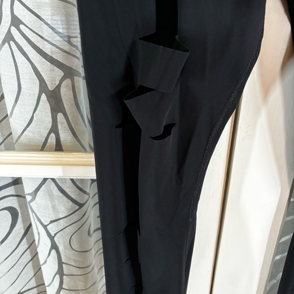 Alo M Black High Waisted Ripped Warrior Yoga Legging Made in Portugal - Picture 4 of 10